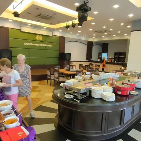 Mayflower Grande Hotel Phitsanulok Buitenkant foto