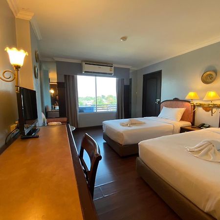 Mayflower Grande Hotel Phitsanulok Buitenkant foto