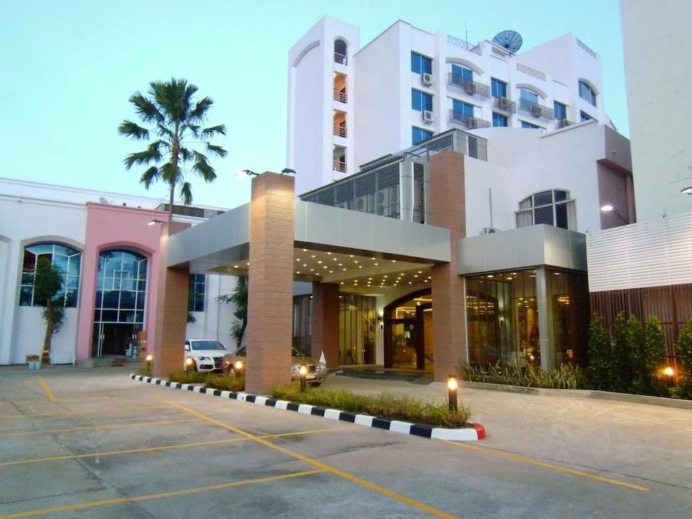 Mayflower Grande Hotel Phitsanulok Buitenkant foto