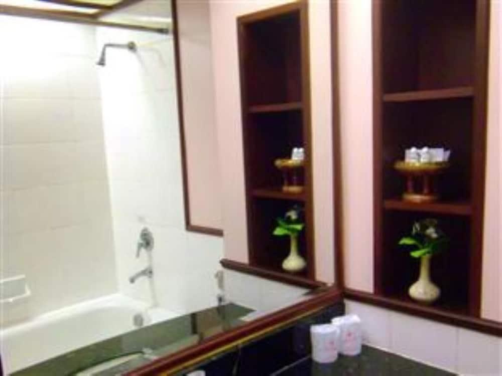 Mayflower Grande Hotel Phitsanulok Buitenkant foto