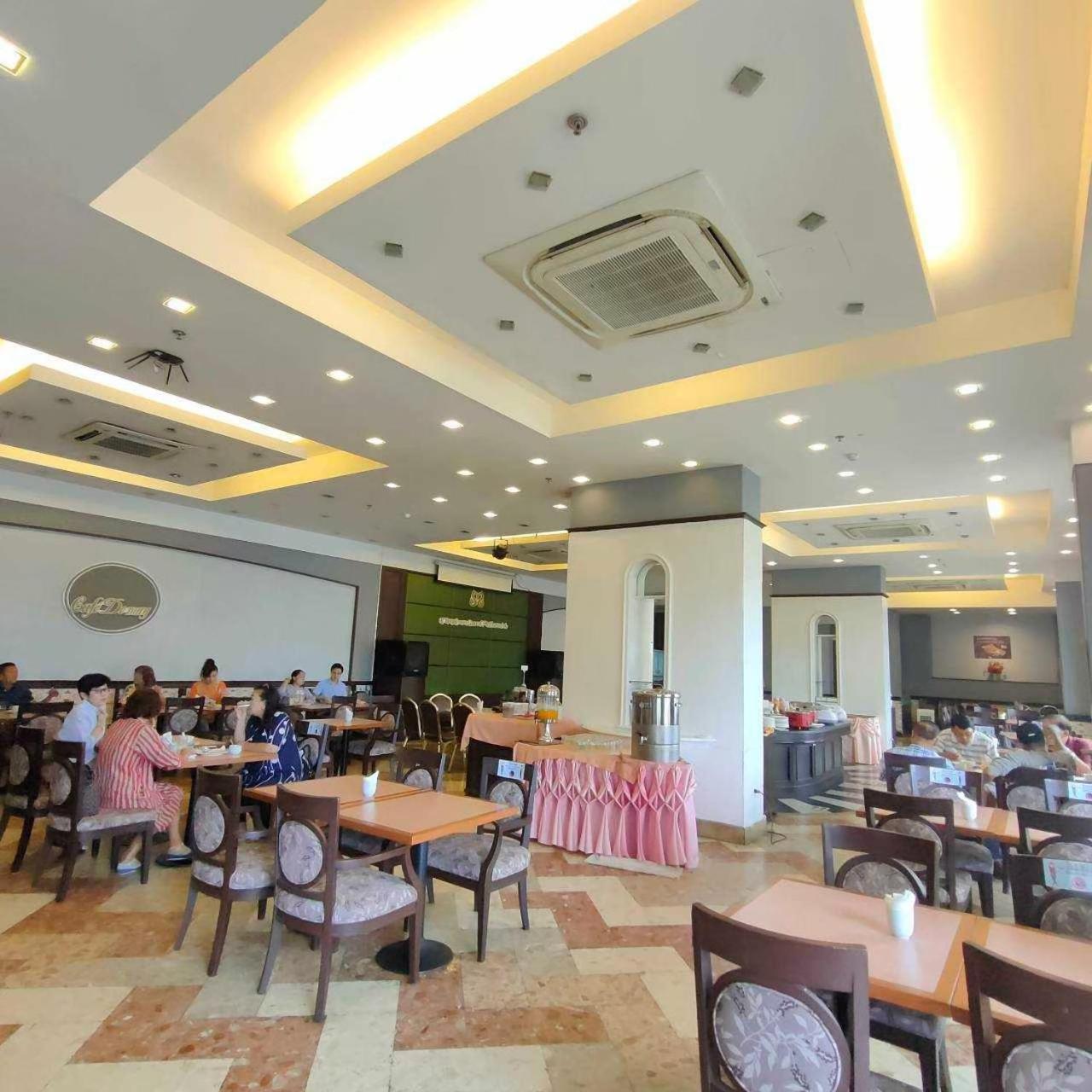 Mayflower Grande Hotel Phitsanulok Buitenkant foto