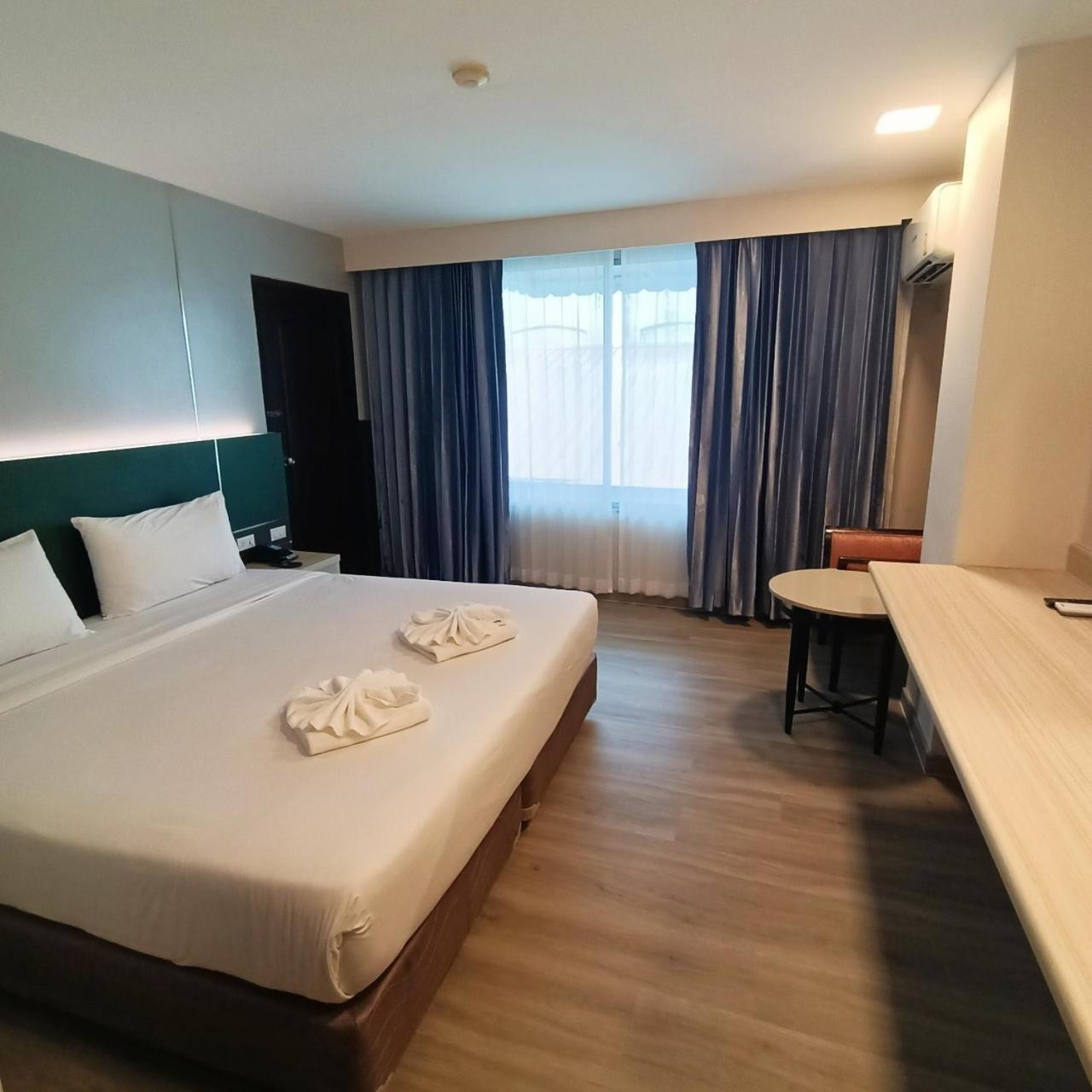 Mayflower Grande Hotel Phitsanulok Buitenkant foto