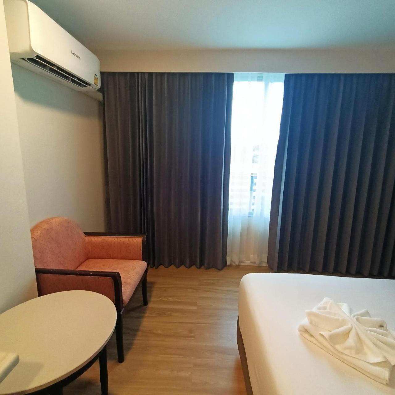 Mayflower Grande Hotel Phitsanulok Buitenkant foto
