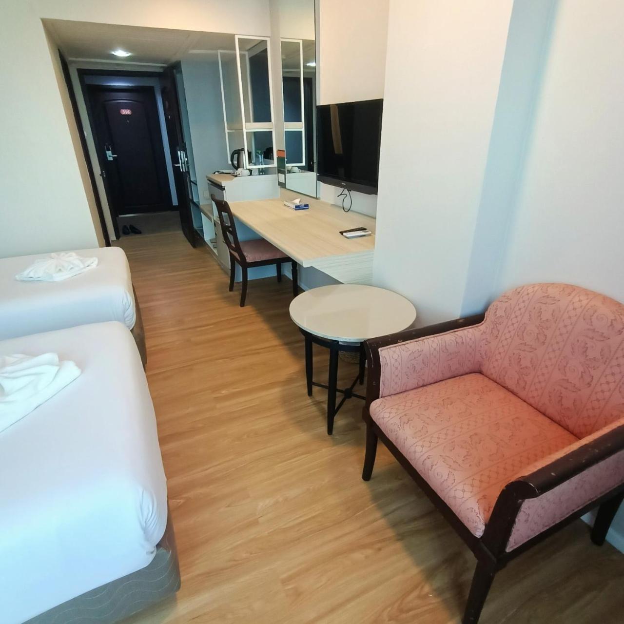 Mayflower Grande Hotel Phitsanulok Buitenkant foto