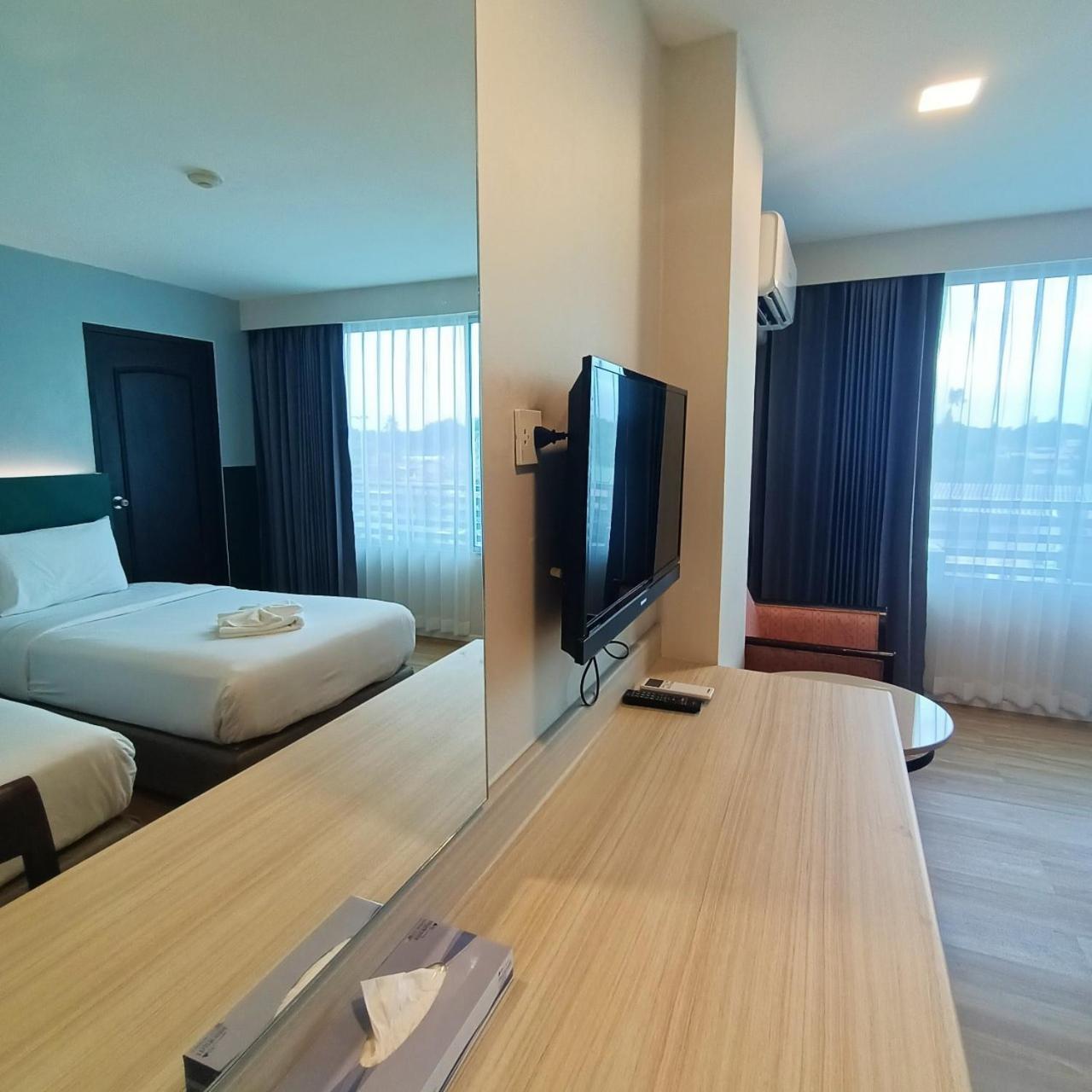 Mayflower Grande Hotel Phitsanulok Buitenkant foto