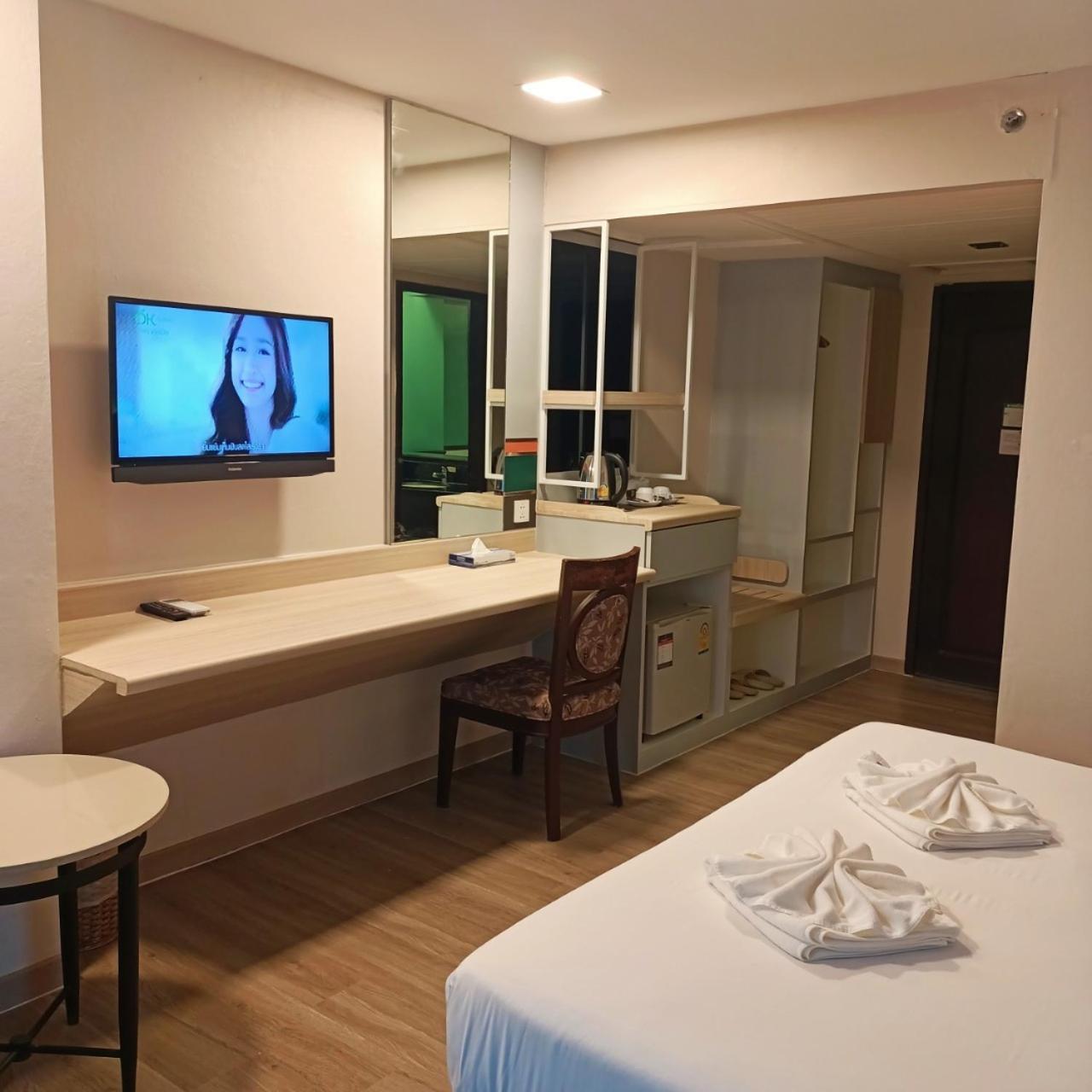 Mayflower Grande Hotel Phitsanulok Buitenkant foto