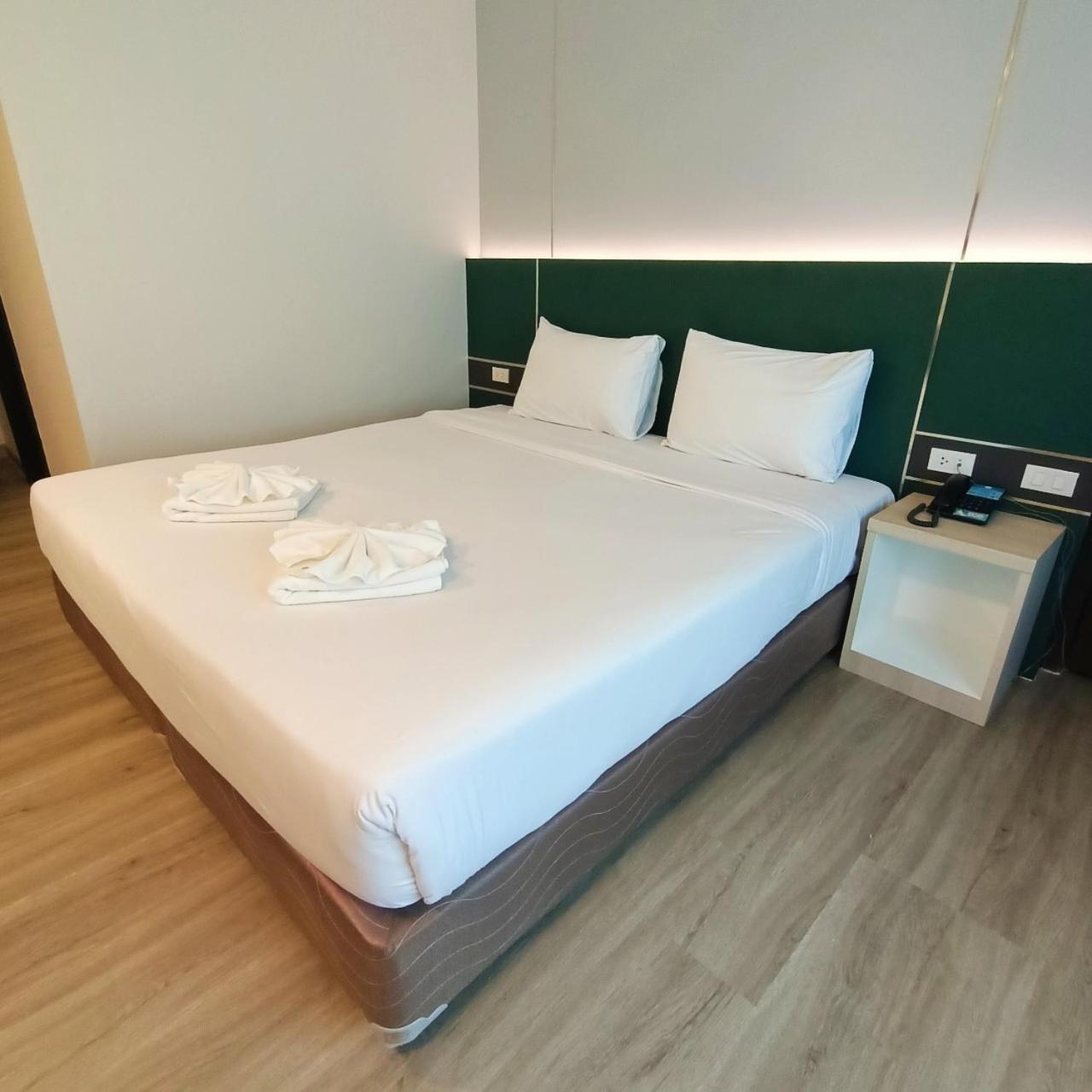 Mayflower Grande Hotel Phitsanulok Buitenkant foto