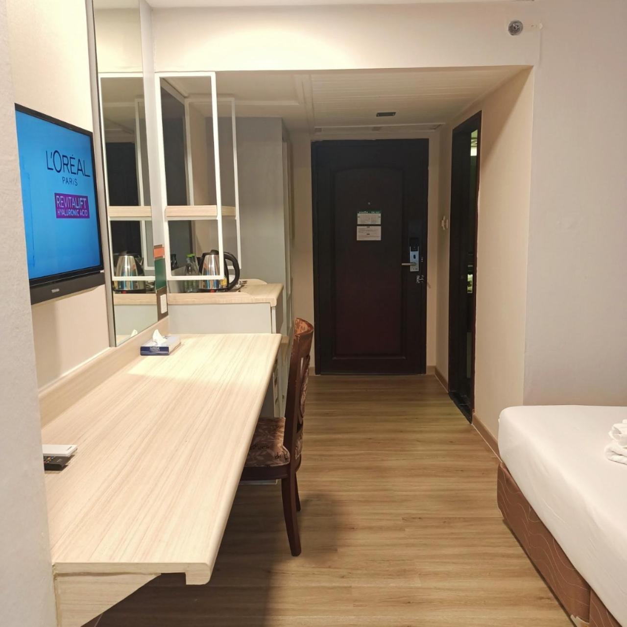 Mayflower Grande Hotel Phitsanulok Buitenkant foto