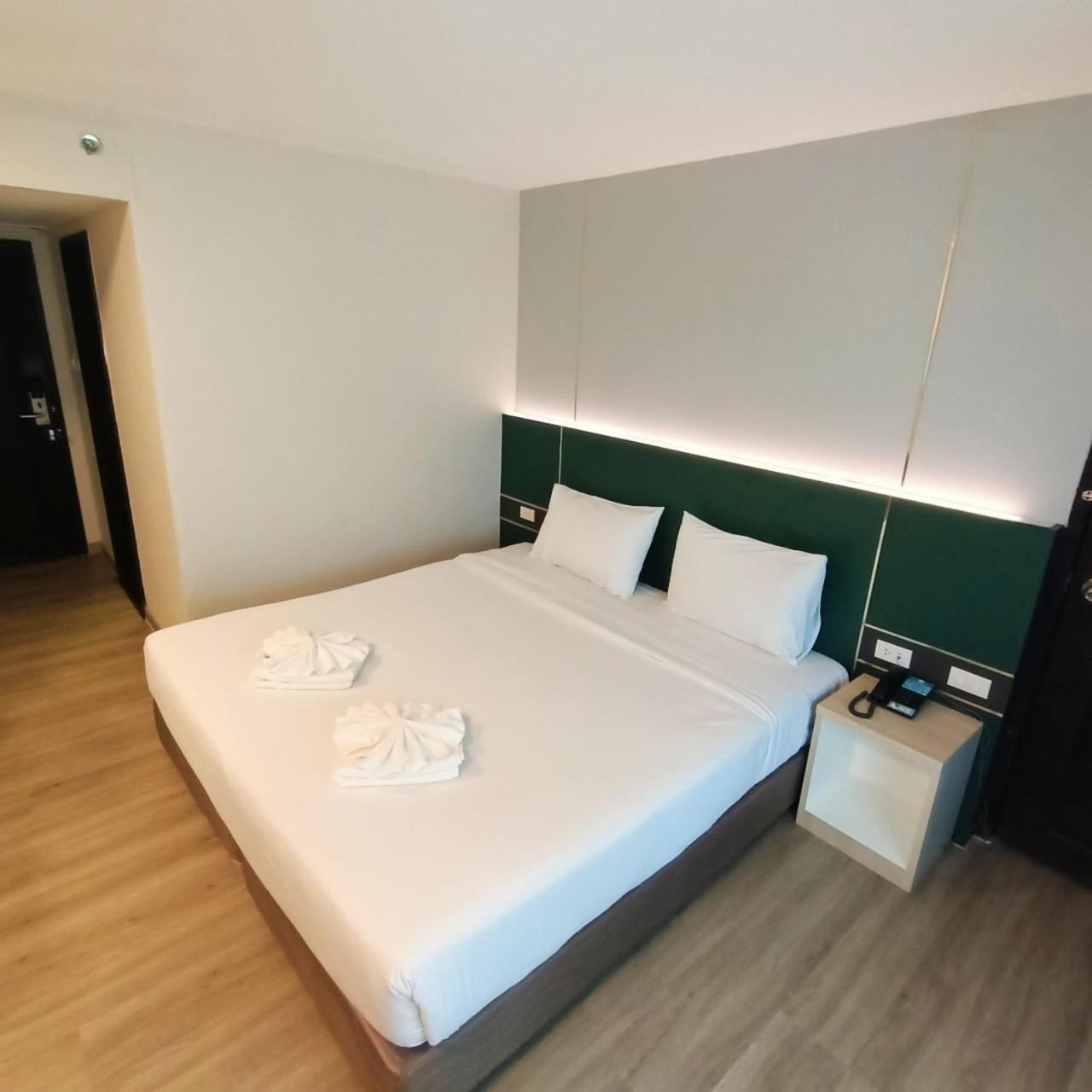 Mayflower Grande Hotel Phitsanulok Buitenkant foto