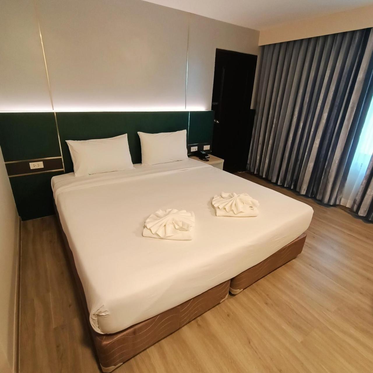 Mayflower Grande Hotel Phitsanulok Buitenkant foto