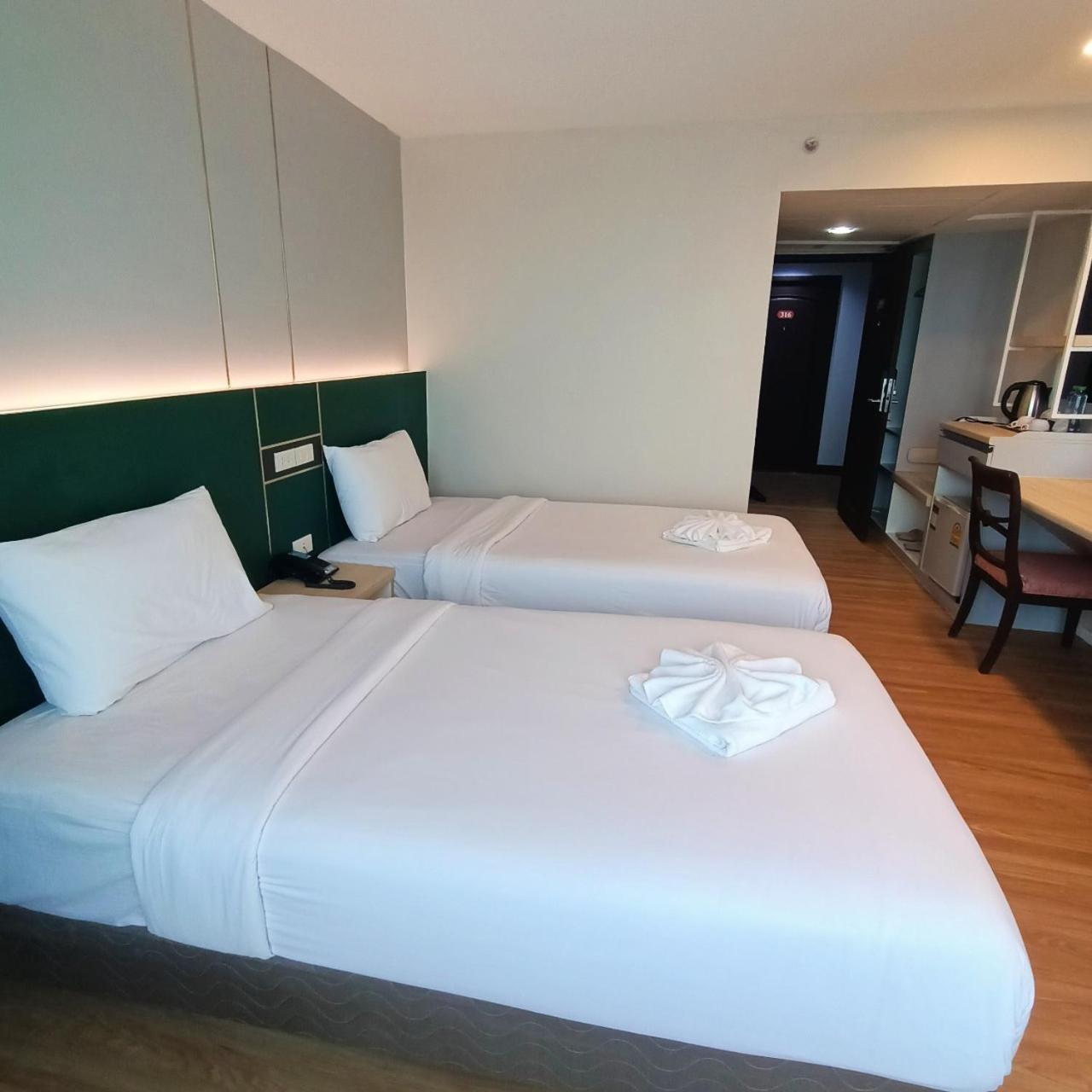 Mayflower Grande Hotel Phitsanulok Buitenkant foto