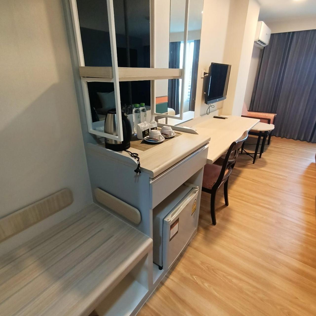 Mayflower Grande Hotel Phitsanulok Buitenkant foto