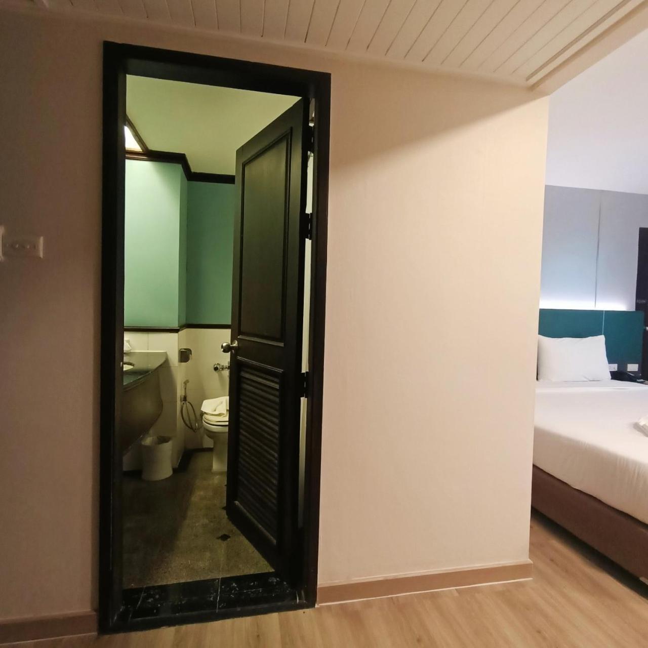Mayflower Grande Hotel Phitsanulok Buitenkant foto