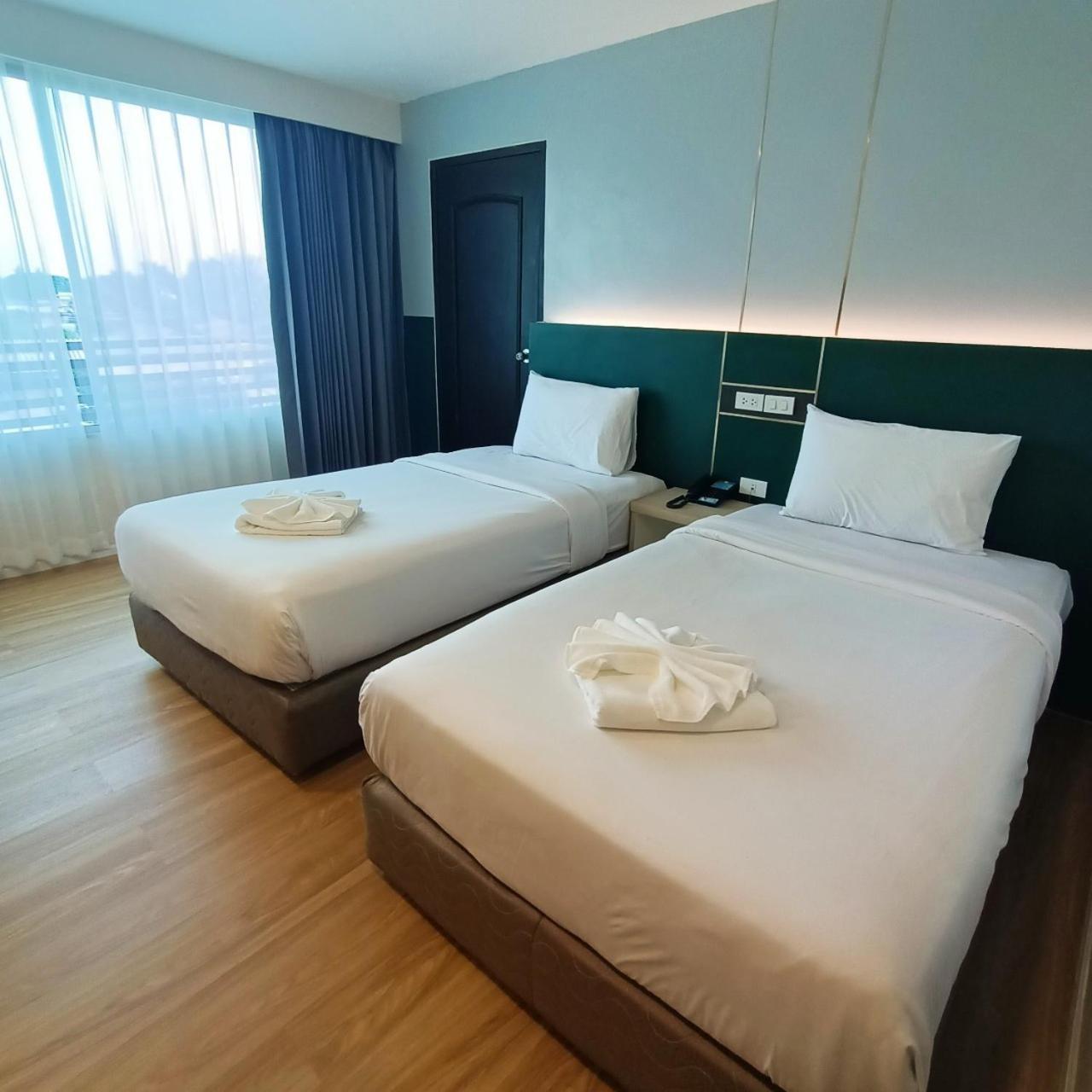 Mayflower Grande Hotel Phitsanulok Buitenkant foto