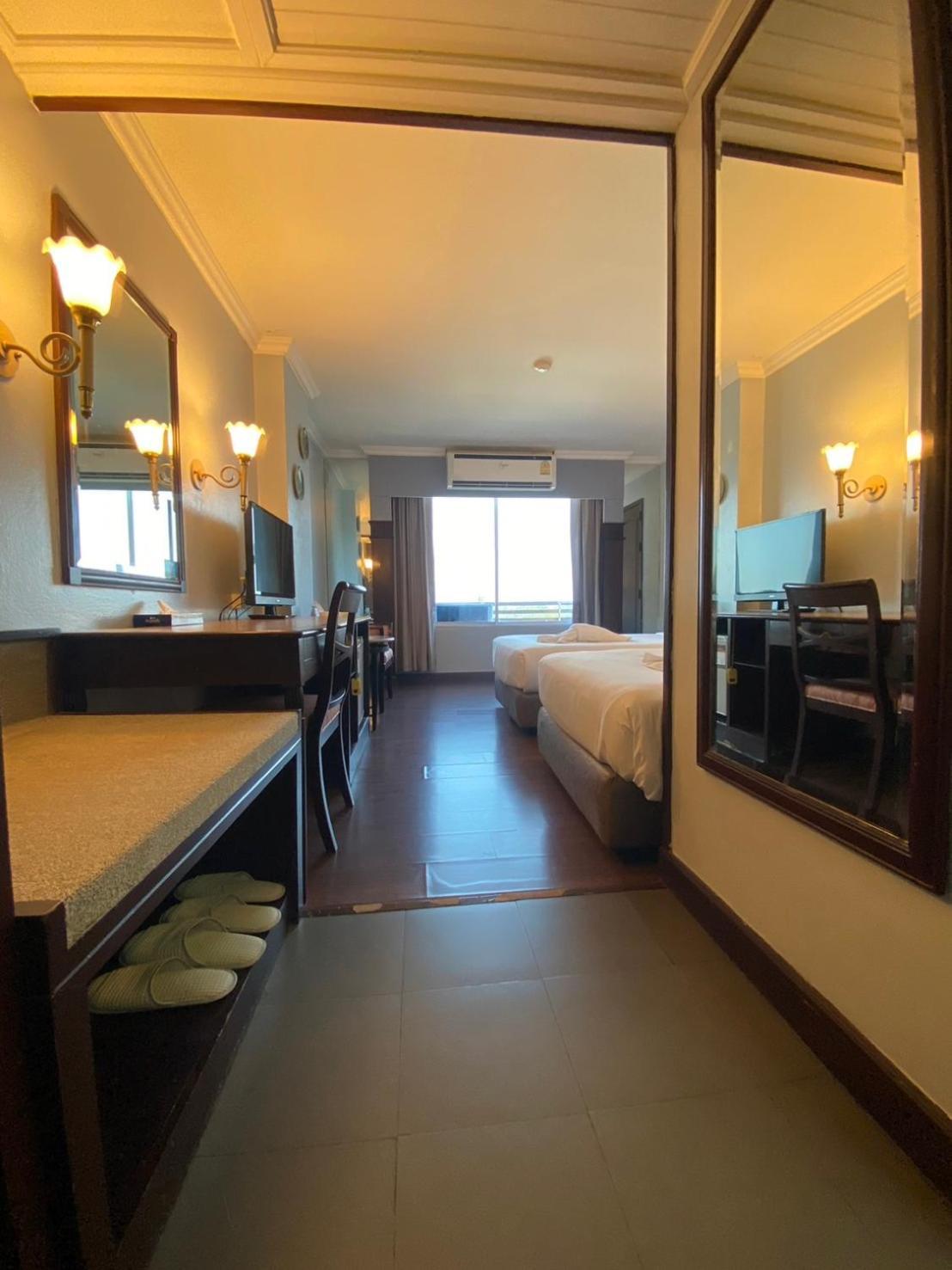 Mayflower Grande Hotel Phitsanulok Buitenkant foto