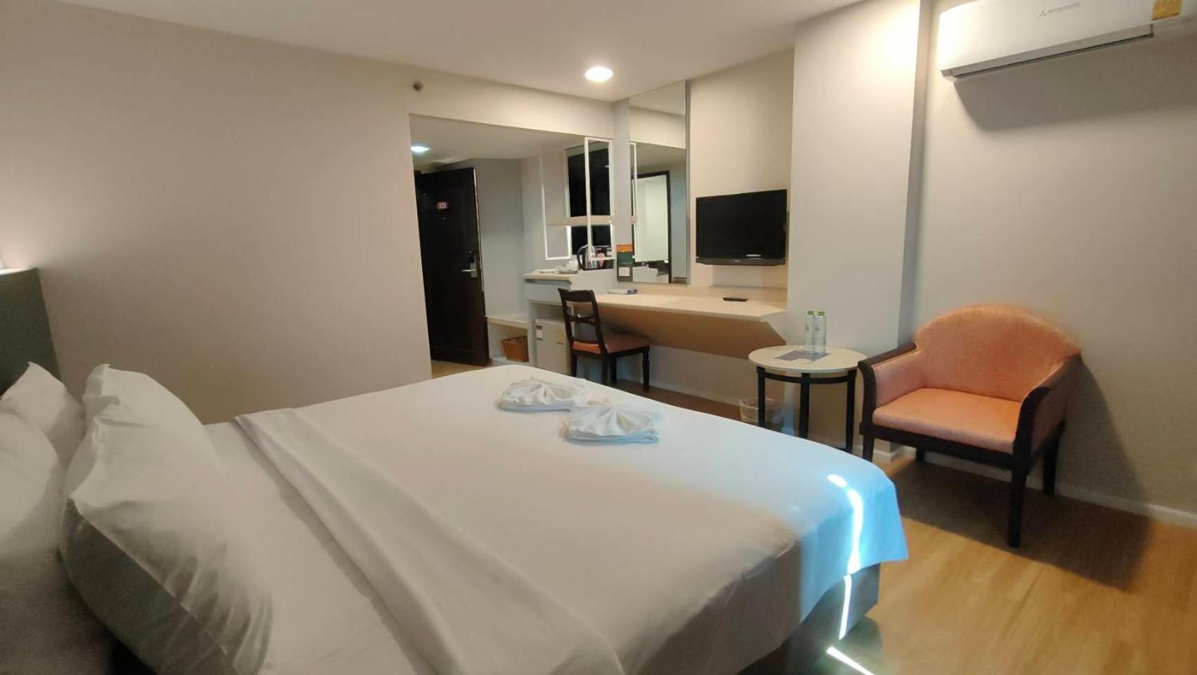 Mayflower Grande Hotel Phitsanulok Buitenkant foto