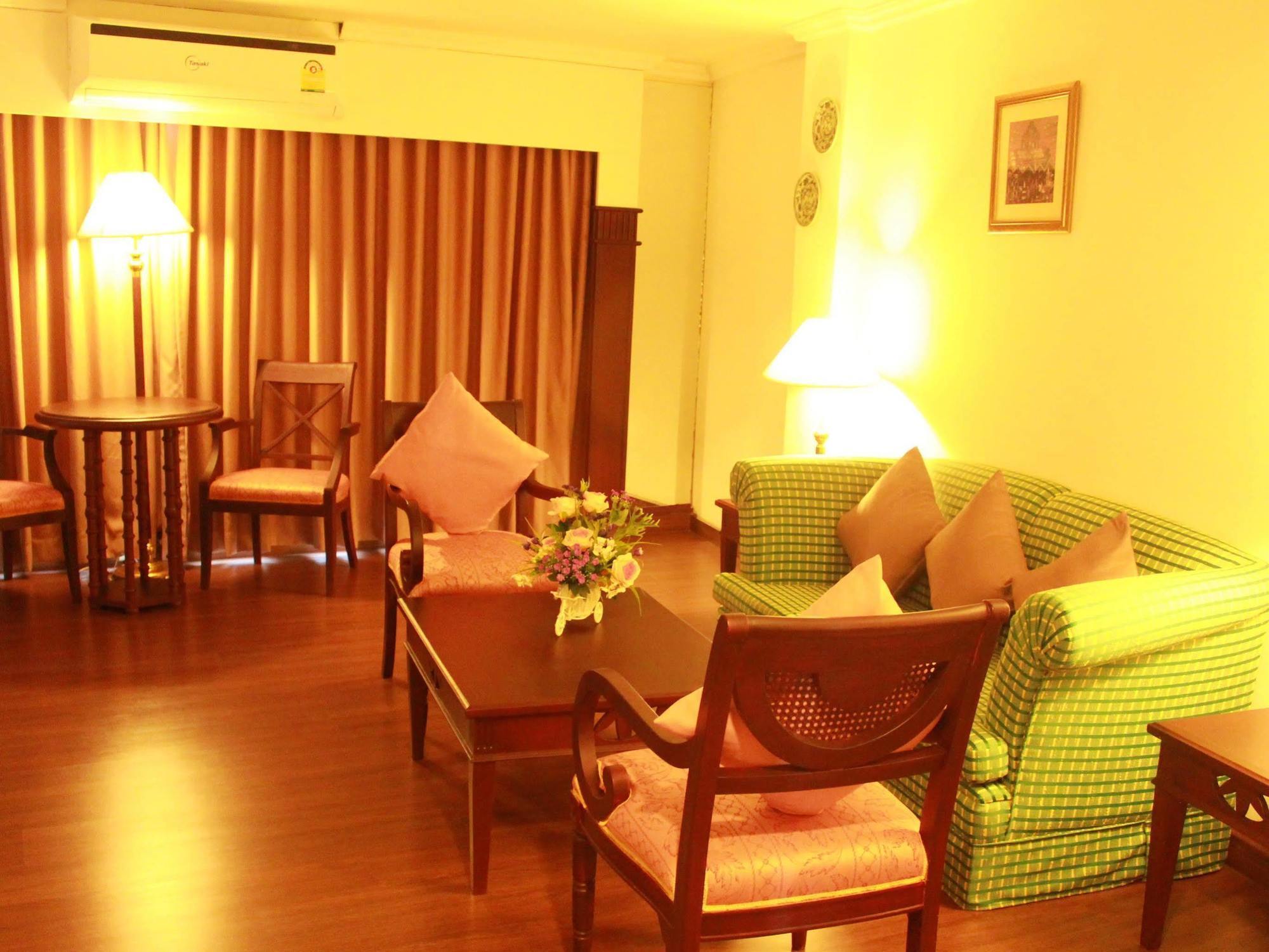 Mayflower Grande Hotel Phitsanulok Buitenkant foto