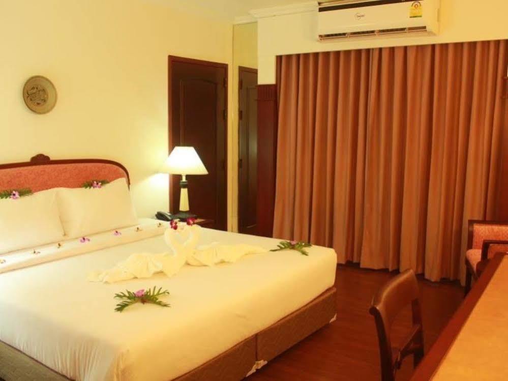 Mayflower Grande Hotel Phitsanulok Buitenkant foto