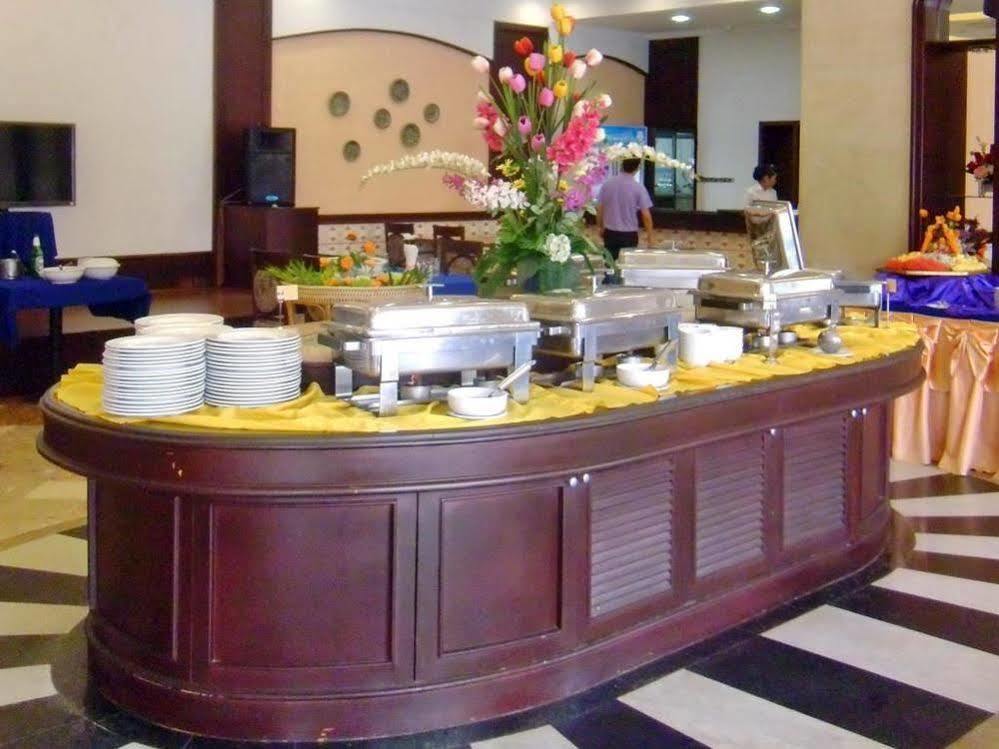 Mayflower Grande Hotel Phitsanulok Buitenkant foto