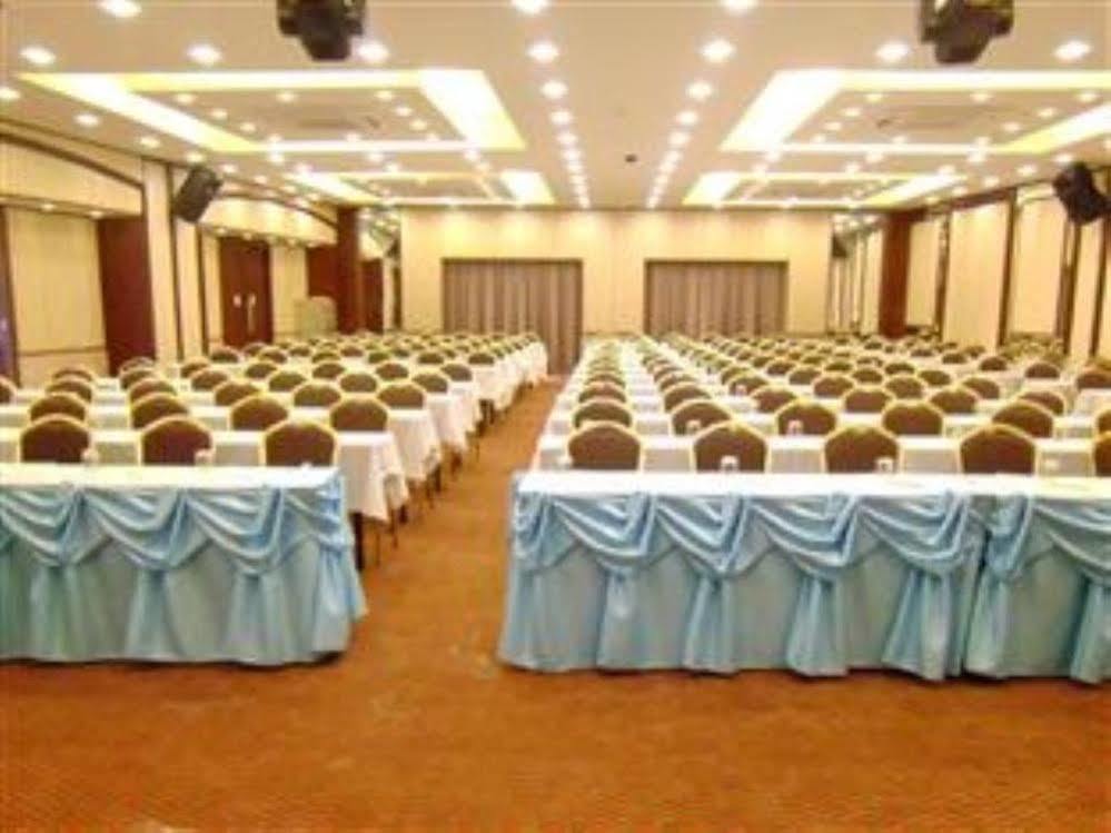 Mayflower Grande Hotel Phitsanulok Buitenkant foto